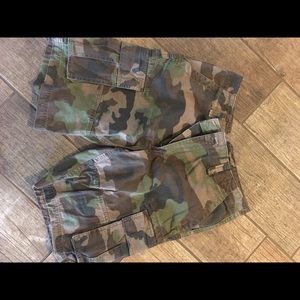 Men’s size 33 camo old navy cargo shorts